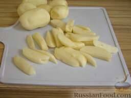 Борщ флотский: Картошку очистить, вымыть и нарезать брусочками или кубиками.