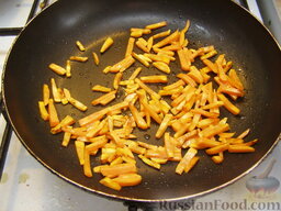 Борщ флотский: На сковороде разогреть 1 ст. ложку растительного масла, выложить морковь и обжаривать ее на среднем огне, помешивая, 7 минут.