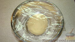 Ханум (ленивые манты): Добавляя просеянную муку, замесить тесто.  Накрыть тесто пленкой и дать постоять 30 минут.