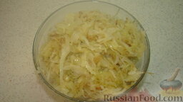 Ханум (ленивые манты): На сковороде с разогретым растительным маслом поджарить лук и капусту, периодически помешивая. Посолить по вкусу.  Выложить начинку в миску и дать остыть.