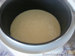 Торт “Санчо-Панчо” в мультиварке: Чашу мультиварки смазать растительным или сливочным маслом. Выложить кремообразное тесто.