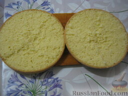 Торт “Санчо-Панчо” в мультиварке: Разрезать пышный бисквит на три части.