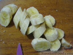 Торт “Санчо-Панчо” в мультиварке: Очистить и нарезать кружочками бананы.