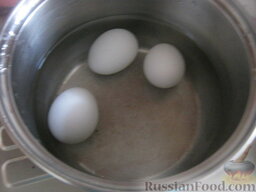 Салат "Мимоза": Отварить вкрутую яйца (10 минут после закипания). Охладить и очистить.