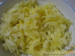 Салат "Мимоза": Картофель натереть на крупной терке.