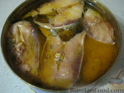 Салат "Мимоза": Открыть баночку рыбной консервы в масле.