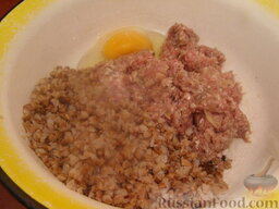 Котлеты "Гречаники": Добавить соль, перец, яйца и гречневую кашу. Тщательно перемешать.