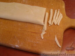 Лапша домашняя молочная: Свернуть тесто для лапши домашней в 3-4 раза рулетом. нарезать полосками нужной ширины (3-4 мм).