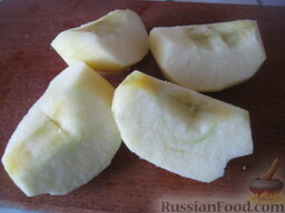 Форшмак из селедки в новогоднем оформлении: Яблоки помыть. Разрезать на 4 части, очистить от кожуры и семян.