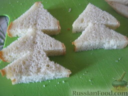 Форшмак из селедки в новогоднем оформлении: Из белого хлеба вырезать треугольнички-елочки.