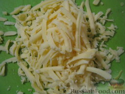 Нежные котлетки из куриного фарша с сыром и зеленью: Твердый сыр натереть на крупной терке.
