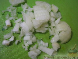 Нежные котлетки из куриного фарша с сыром и зеленью: Лук репчатый очистить, промыть и мелко нарезать.