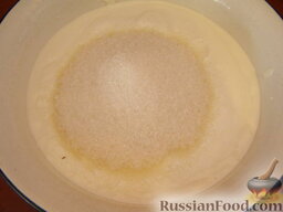 Торт "Панчо" с ананасами: Приготовить крем. Для этого смешать сметану и сахар, оставить на 10-15 минут.