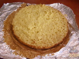Торт "Панчо" с ананасами: Светлый корж разрезать на два коржа. Нижнюю часть можно сразу выложить на блюдо для торта.