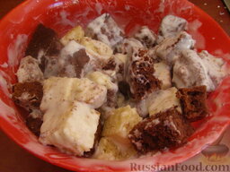 Торт "Панчо" с ананасами: В миске смешать половину крема и кубики коржей.