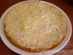 Торт "Панчо" с ананасами: Нижний белый корж смазать кремом (2-3 ст. ложки).