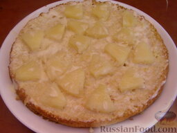 Торт "Панчо" с ананасами: Выложить кусочки ананасов (примерно две трети).