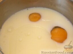 Вареники с картошкой и жареными грибами: В этот раз делала тесто на молоке - очень вкусно!    Как приготовить вареники с картошкой и грибами:    Молоко слегка нагреть (до температуры тела), смешать с растительным маслом и яйцами.