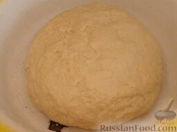 Вареники с картошкой и жареными грибами: Тщательно вымесить тесто. Накрыть его полотенцем и оставить на расстойку.