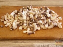 Вареники с картошкой и жареными грибами: Грибы вымыть и мелко нарезать.