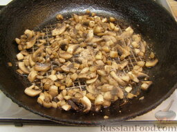 Вареники с картошкой и жареными грибами: На сковороде разогреть 2 ст. ложки растительного масла. Выложить грибы и обжаривать их, помешивая, на среднем огне 10 минут.    Добавить соль, перец.