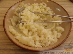 Вареники с картошкой и жареными грибами: Картофель отварить в мундирах. Очистить. Добавить 1 ст. ложку растительного масла и размять.