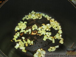 Овощной суп-пюре с тыквой и чечевицей: На оливковом масле обжариваем  нарезанные лук и чеснок.