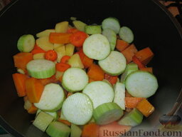 Овощной суп-пюре с тыквой и чечевицей: Добавляем нарезанные произвольно и некрупно овощи.