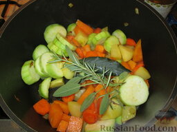 Овощной суп-пюре с тыквой и чечевицей: Добавляем веточку розмарина, шалфея и лавровый лист. Обжариваем овощи, пока слегка не подрумянятся.