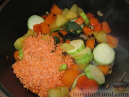 Овощной суп-пюре с тыквой и чечевицей: Добавляем красную сухую чечевицу. Она очень быстро варится и не нуждается в предварительном замачивании. Убираем ароматные травы.