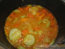 Овощной суп-пюре с тыквой и чечевицей: Заливаем кипятком так, чтобы его уровень был выше уровня овощей на 1-2 см. Солим. Варим под закрытой крышкой 20-25 мин. с момента закипания.