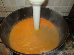 Овощной суп-пюре с тыквой и чечевицей: Пюрируем суп прямо в кастрюле, используя погружной блендер.