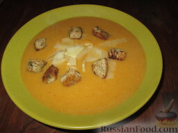 Овощной суп-пюре с тыквой и чечевицей: Подаем суп-пюре овощной с твердым сыром (у меня пармезан), нарезанным стружками при помощи овощечистки, и сухариками.   Приятного аппетита!