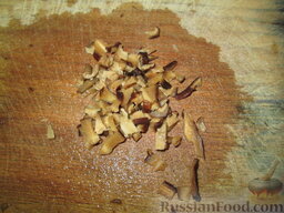 Пшеничная каша с грибами: Грибы мелко порезать.