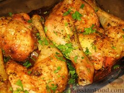 Куриные окорочка с сухими травами: Готовые куриные окорочка, запеченные в духовке, посыпать зеленью. На гарнир можно приготовить картофель.  Приятного аппетита!