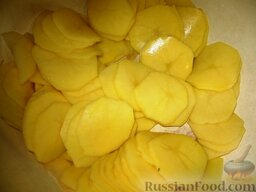 Картофельная запеканка с творогом: Картофель очистить и нарезать очень тонкими кружочками.