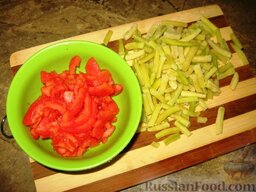 Фасолевый минестроне: Мякоть томатов порезать на кусочки. Удалить хвостики у стручковой фасоли и порезать ее маленькими кусочками.