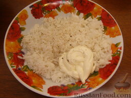 Слоеный салат "Мимоза" с рисом: Добавить 3 ст. ложки майонеза и черный молотый перец. Перемешать. Поставить в холодильник.