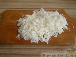 Слоеный салат "Мимоза" с рисом: Отделить белки от желтков. Белки натереть на мелкой терке.