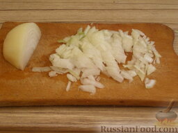 Слоеный салат "Мимоза" с рисом: Лук мелко нарезать.