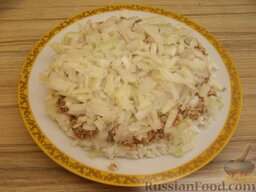 Слоеный салат "Мимоза" с рисом: Затем распределить по поверхности лук.