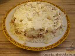 Слоеный салат "Мимоза" с рисом: Сверху намазать 4 ст. ложки майонеза.     Отложить салат и подготовить ингредиенты для следующих слоев.