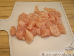 Куриное филе, тушенное с шампиньонами: Как приготовить куриное филе с шампиньонами:    Куриное филе вымыть, обсушить, нарезать кубиками размером 2 см.