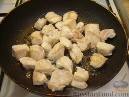 Куриное филе, тушенное с шампиньонами: На сковороде разогреть 2 ст. ложки растительного масла. Выложить филе, добавить 1-2 щепотки соли и обжаривать его на сильном огне, помешивая, 7-10 минут. Затем филе выложить в тарелку.