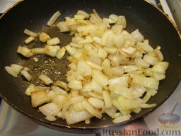 Куриное филе, тушенное с шампиньонами: На ту же сковороду, где жарилось филе, налить еще 1 ст. ложку масла, выложить лук. Обжаривать лук на среднем огне, помешивая, 5-7 минут. Выложить лук к филе.