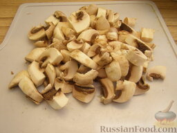 Куриное филе, тушенное с шампиньонами: Пока жарится лук, вымыть и нарезать грибы.