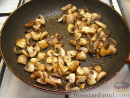 Куриное филе, тушенное с шампиньонами: В сковороду налить 2 ст. ложки растительного масла. Выложить грибы и жарить их на среднем огне, помешивая, 10 минут. Добавить 1 щепотку соли.