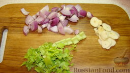 Суп-пюре из тыквы: Как приготовить суп-пюре из тыквы:    Нарезать чеснок пластинами, лук крупным кубиком, сельдерей кусочками.