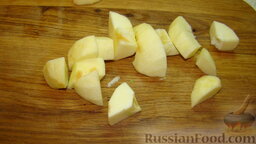 Суп-пюре из тыквы: Очистить яблоко и порезать кубиком.