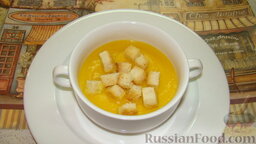 Суп-пюре из тыквы: Подавать суп-пюре из тыквы горячим с сухариками.